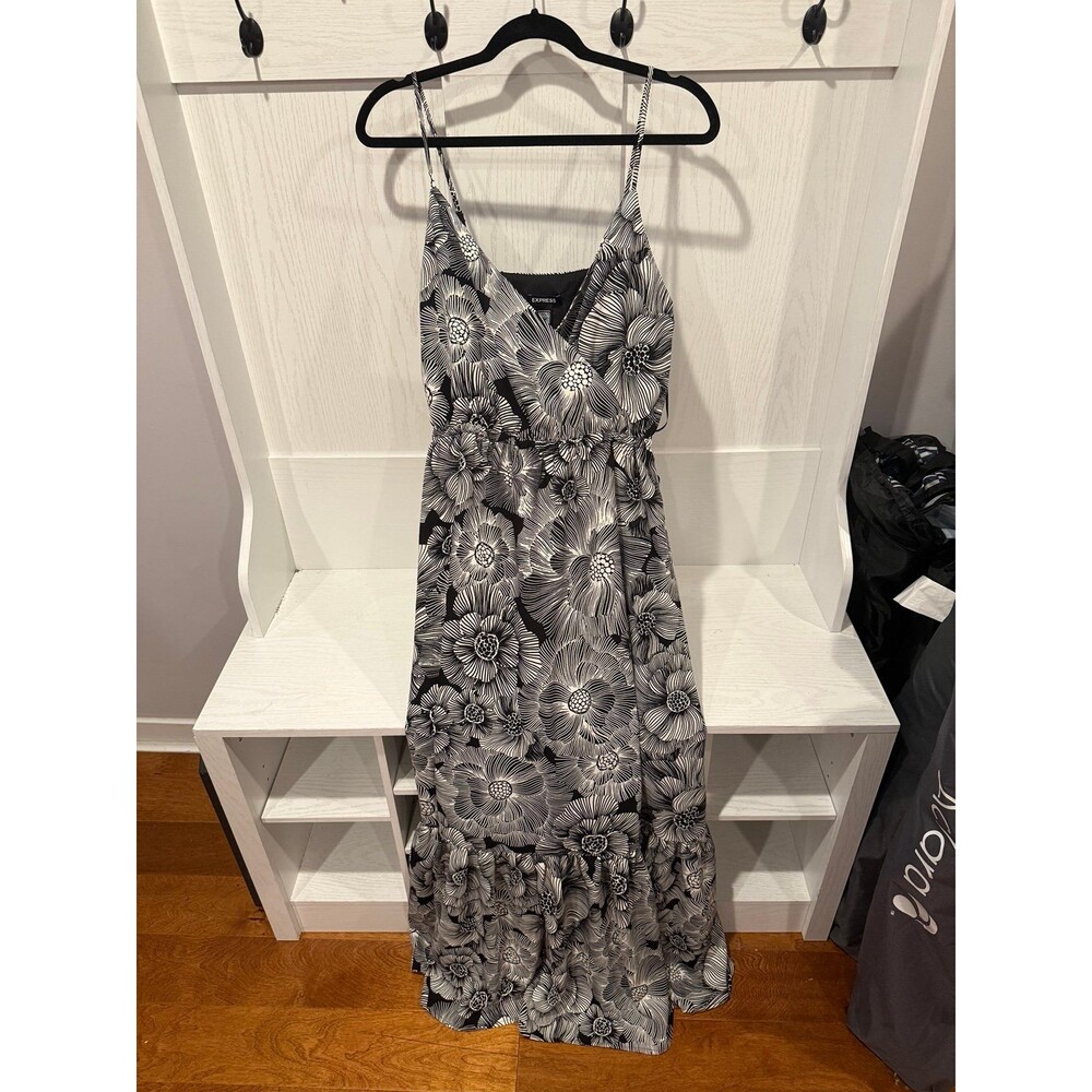 Express black and white floral maxi size medium NEW NWT